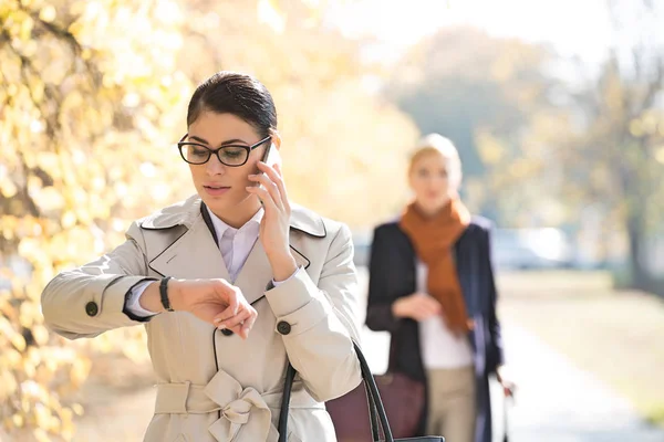 Femme d'affaires vérifiant le temps — Photo