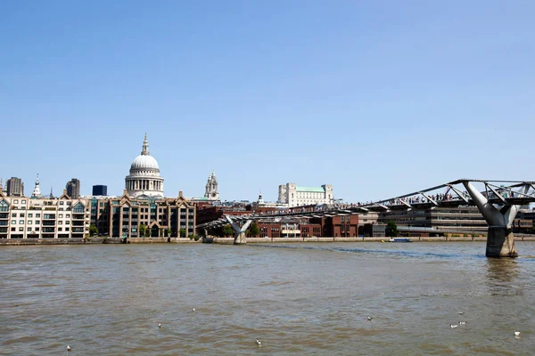 Londra 'daki Milenyum Köprüsü — Stok fotoğraf