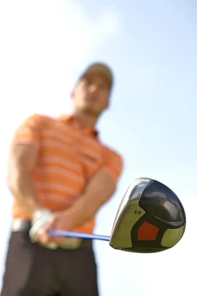 Jeune homme jouant au golf — Photo