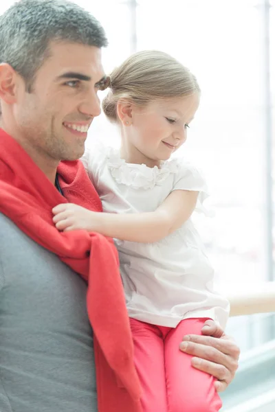 Far anläggning unga dotter — Stockfoto