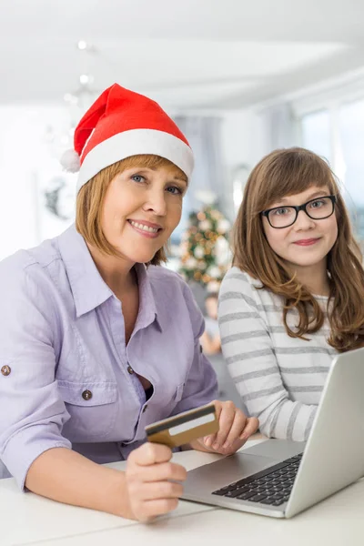 Mère et fille faisant du shopping en ligne — Photo