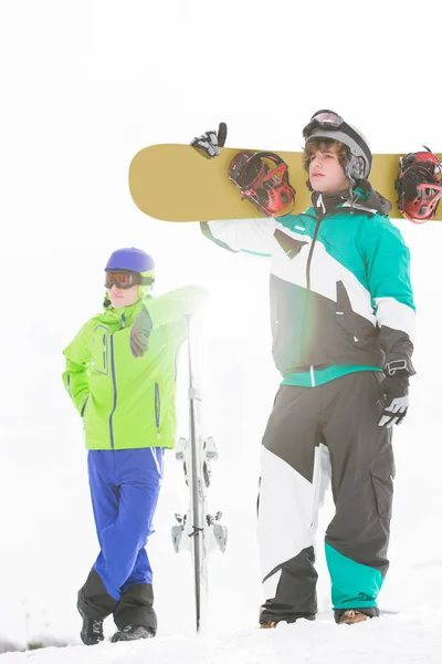 Hommes avec snowboards dans la neige — Photo