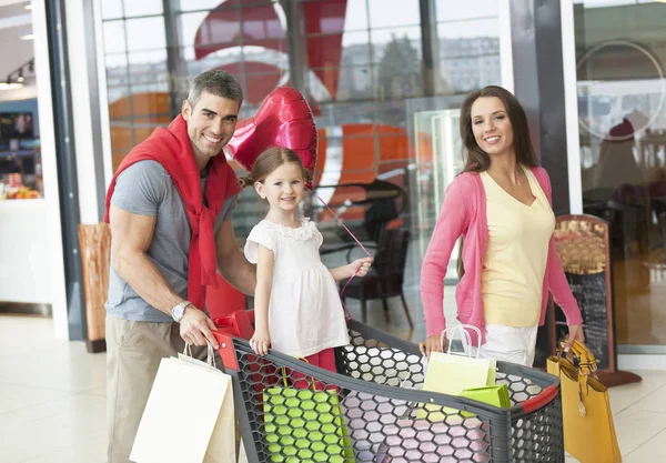 Familia en el centro comercial — Foto de Stock