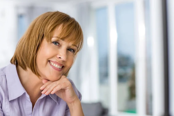 Glückliche Frau mit der Hand am Kinn — Stockfoto