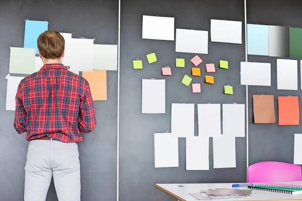 Businessman analyzing documents on wal — Stock Photo, Image