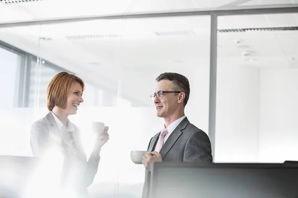 Businessman and businesswoman having coffee — Stock Photo, Image