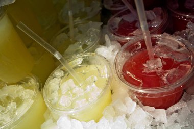 Plastik bardak meyve suları