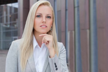 çene üzerinde el ile kendine güvenen iş kadını 