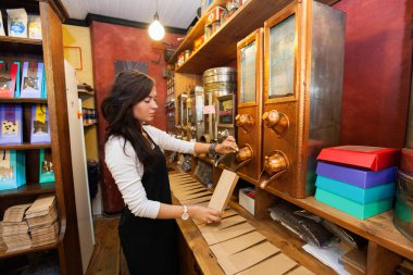 Satış temsilcisi losyonlu kahve çekirdekleri