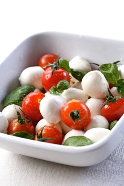 domatesli salata ve mozzarella. 
