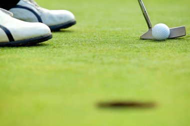 Golf sahasında bir golfçü
