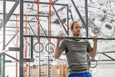 Barfiks çekmek yapan kendine güvenen erkek