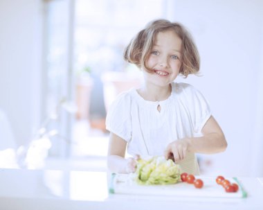 salata çatalı kız