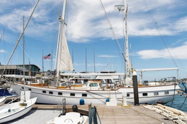 Yat limanına demirleyen