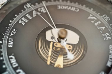 Tekne barometre ile okları 