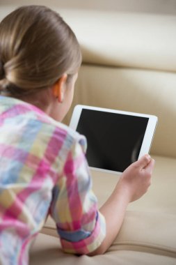 Tablet pc kullanan kız