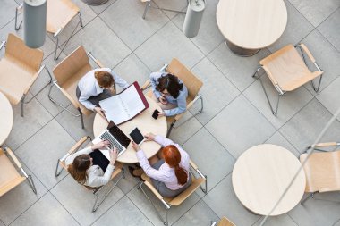 Office kantininde çalışan iş kadınları