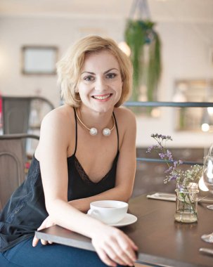 Restoran masada oturan genç kadın