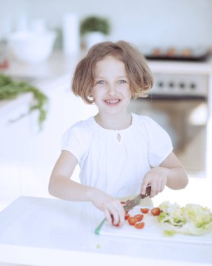 Genç kız domates doğrama