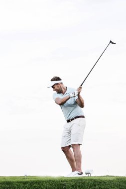 yetişkin adam sallanan golf club 