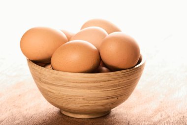 Tabakta çiğ yumurta.