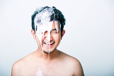 adam başına düşen beyaz boya ile 