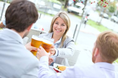 bira cam toasting iş adamları 