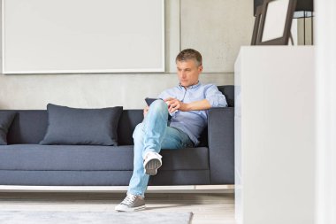 Dijital tablet kullanan adam 