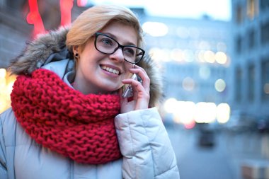 mutlu bir kadın cep telefonunu kullanma