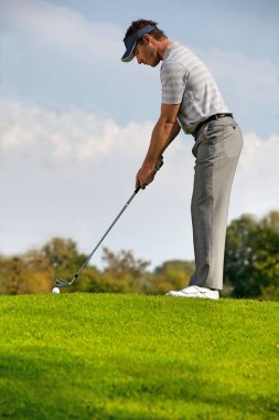 Golf oynayan adam.