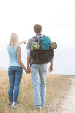 Kadın bir şey adam için gösterilen