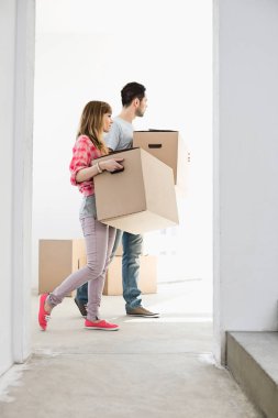 Karton kutular ile yürüme Çift