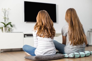 Evde TV izlerken kardeşler