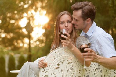 Romantik Çift kırmızı şarap alıyor