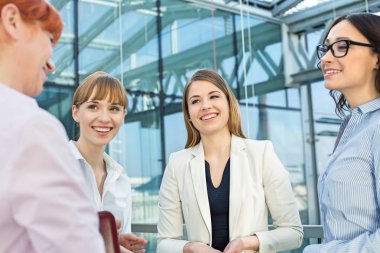 Söyleşmek mutlu iş kadınları