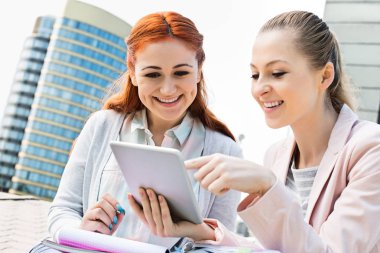 Dijital tablet kullanan öğrenciler 