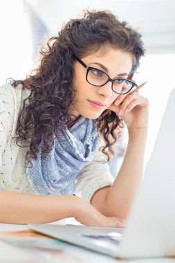 Dizüstü bilgisayar kullanan iş kadını