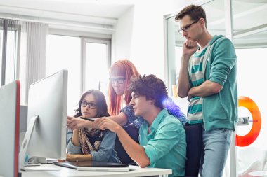 Yaratıcı iş arkadaşları tartışıyor