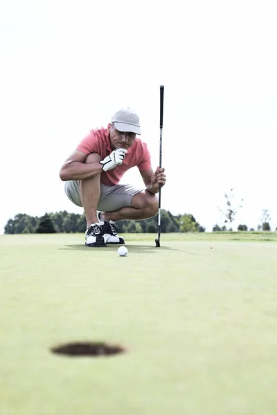Homme d'âge moyen sur le terrain de golf — Photo