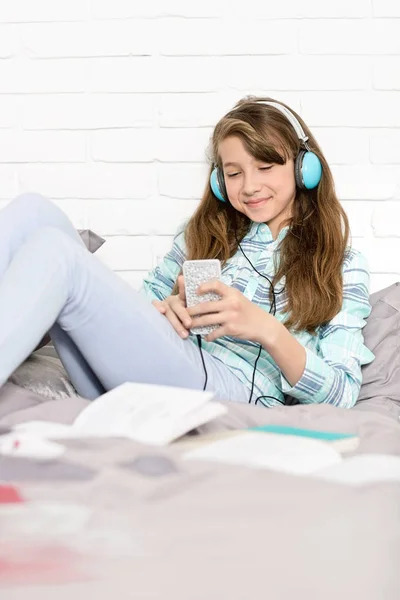 Girl listening to music — Stock Photo, Image