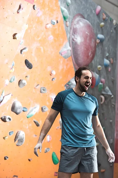 Hombre dedicado gritando por la pared de escalada — Foto de Stock