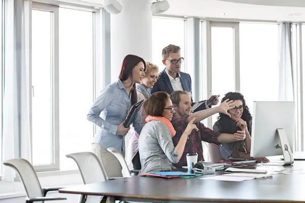 Affärsmän som använder dator — Stockfoto