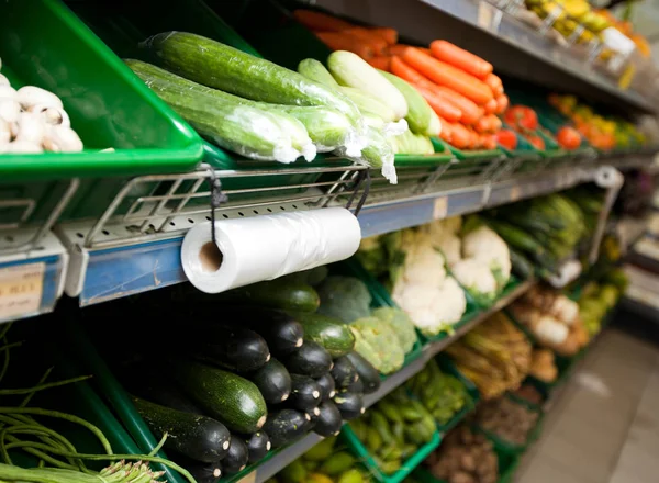 Olika grönsaker i livsmedelsbutik — Stockfoto