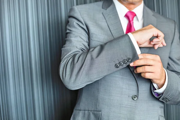 成熟したビジネスマン、袖ボタン — ストック写真