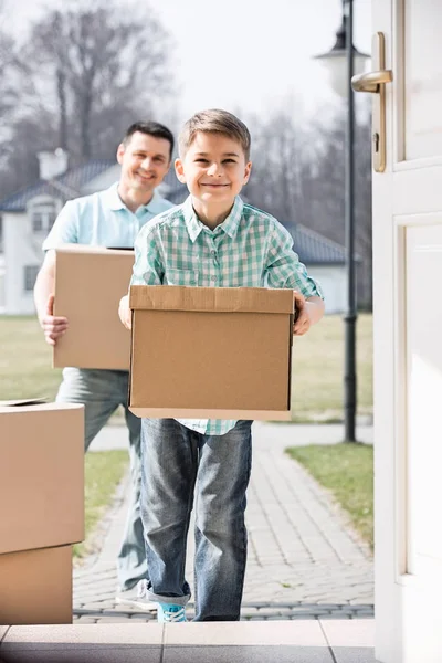Father and son with cardboard boxes — Stock Photo, Image