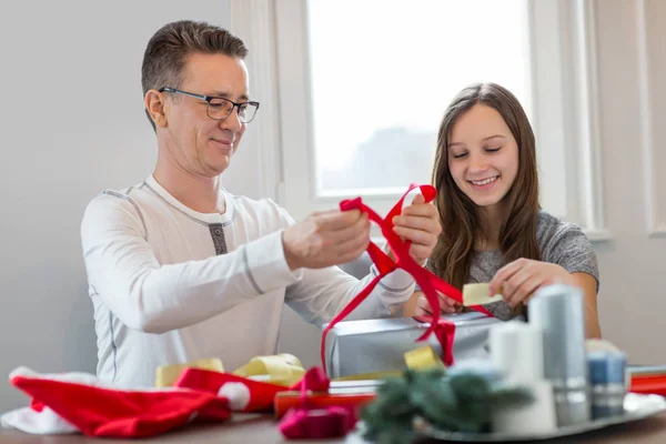 Padre e hija envolviendo regalo — Foto de Stock