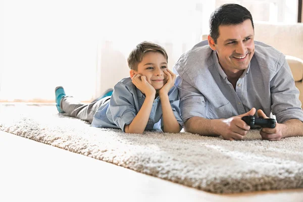 Padre e hijo jugando videojuego — Foto de Stock