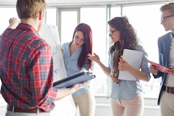 Zakenvrouw presentatie geven aan collega 's — Stockfoto