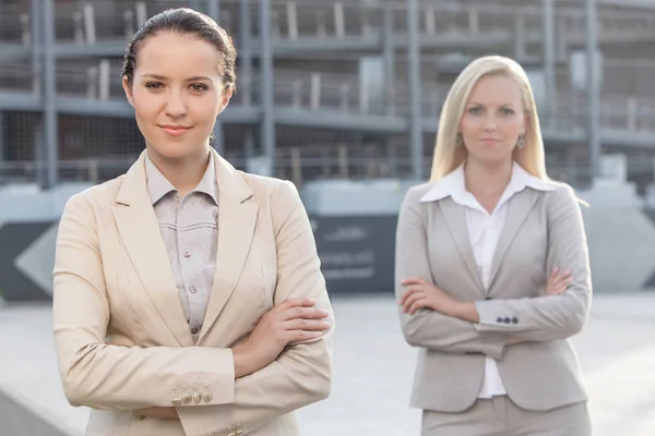 Jeunes femmes d'affaires confiantes — Photo