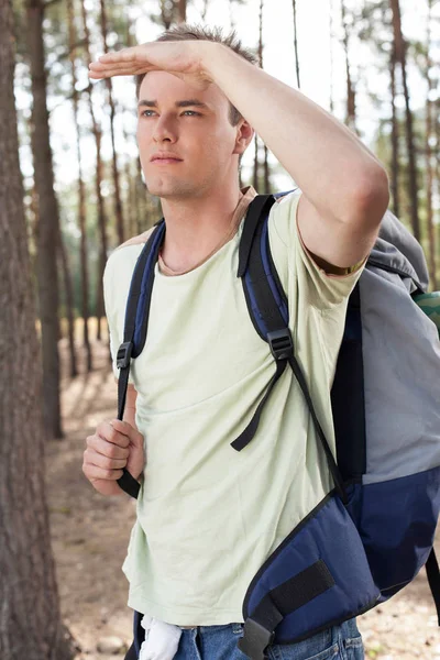 Ung man med ryggsäck — Stockfoto